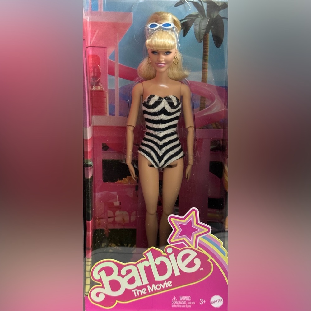 💎 BARBIE THE MOVIE DOLL STRIPED SWIMSUIT ICONIC DRESS MARGOT ROBBIE 👛💄💍🌸